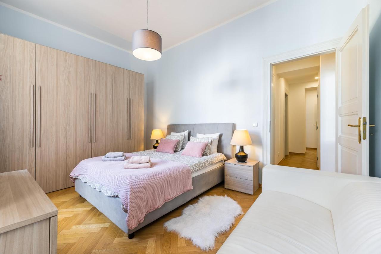 Apartment Big Bright Two-bedroom In Old Town *